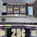 Яркая игра Lucky Jet с красочным персонажем в полете