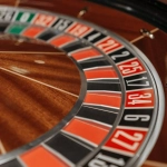 Яркое казино рулетка с многоцветным колесом и игровым столом