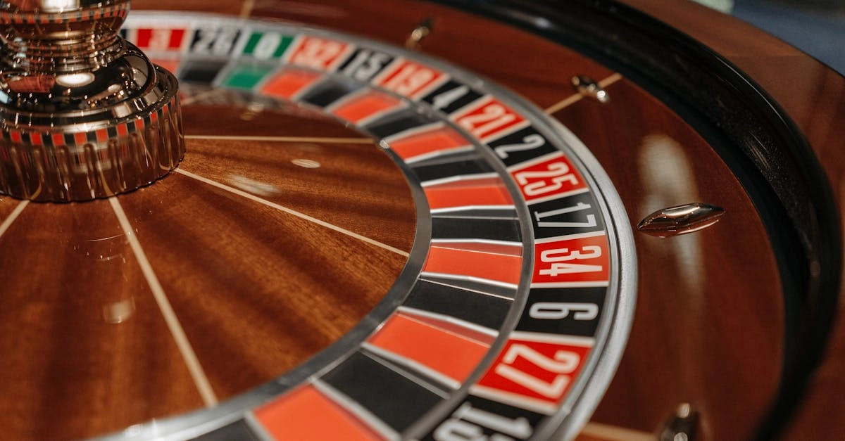 Яркое казино рулетка с многоцветным колесом и игровым столом